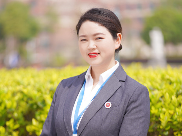 副教授 何利容