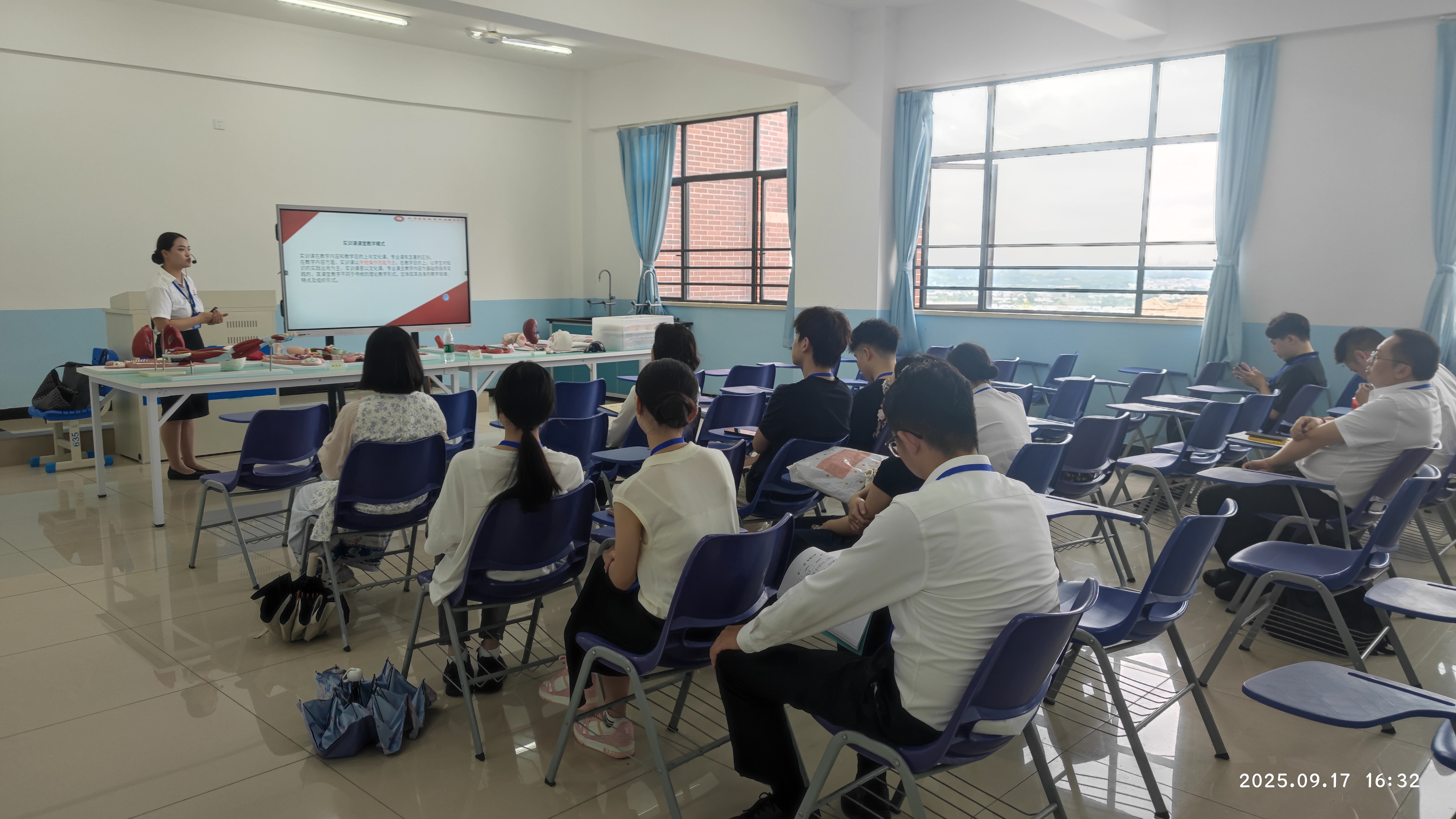 1758768720106064.jpg 优秀教师-张静(卫生健康学院).jpg